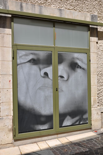 Vitrine extérieure, Victorien Vicente, élève de terminale option arts plastiques, lycée Lucie Aubrac, Bollène